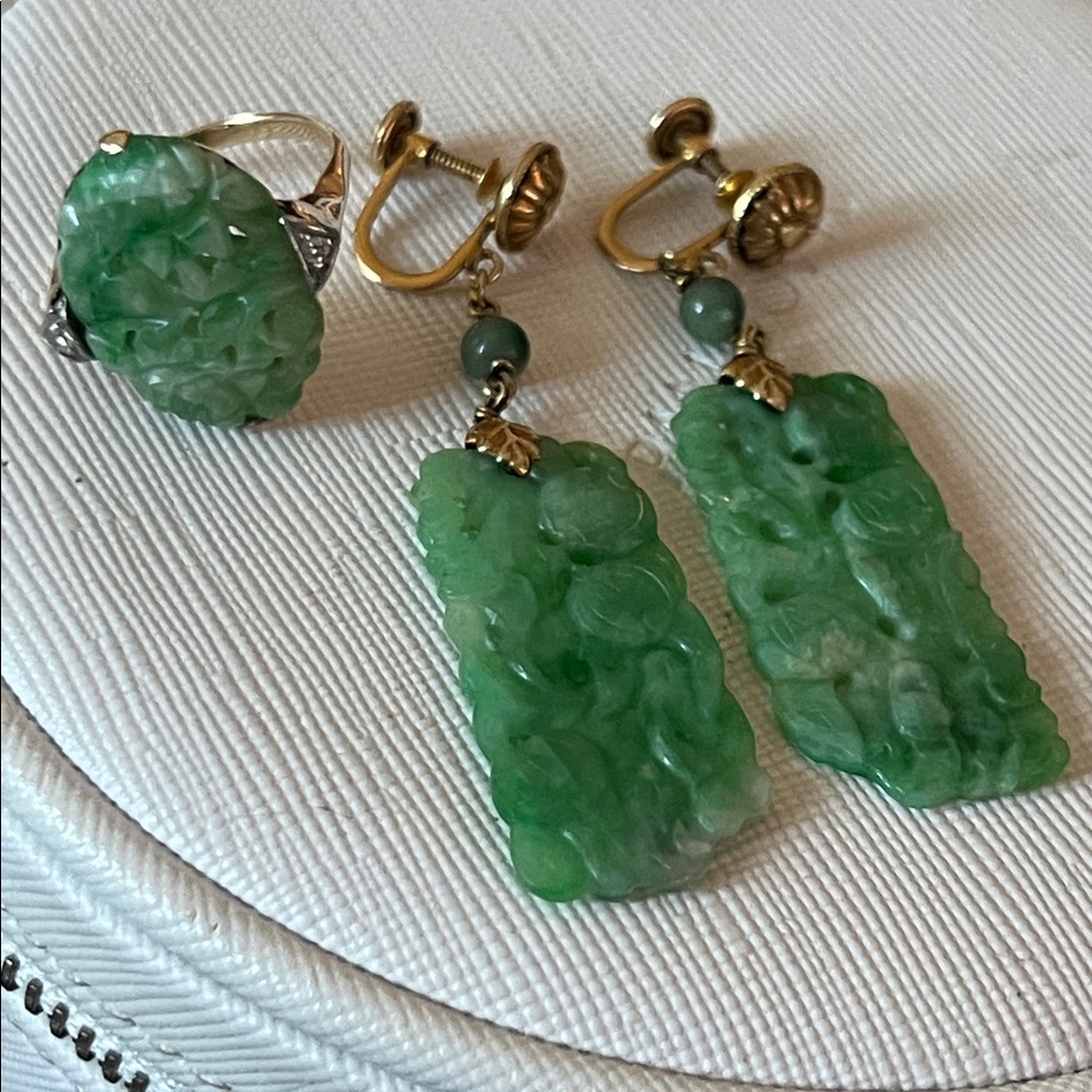 (𝐒𝐎𝐋𝐃) Vintage 14K Gold Carved Jadeite Dangle Panel Screw back Earrings - Picture 10 of 10